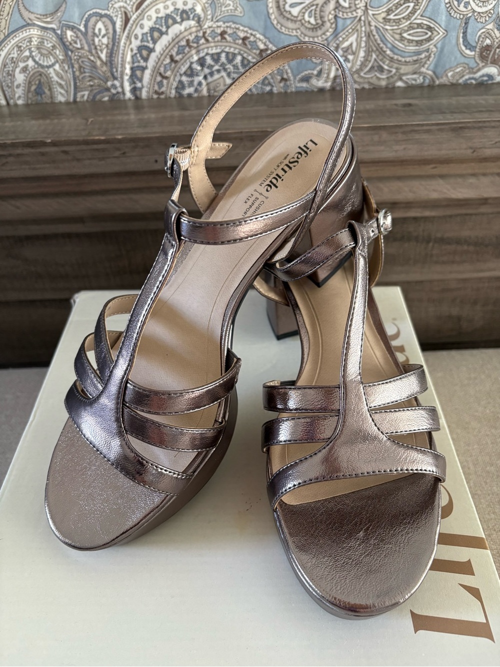 NWB Women’s LIFE STRIDE “Rio” Metallic Pewter T‑Strap Block Heel Sandals (9.5)